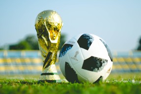 2026世足賽程-惊天冷门！莎拉波娃跨界暴打FPX，现场失控如好莱坞大片